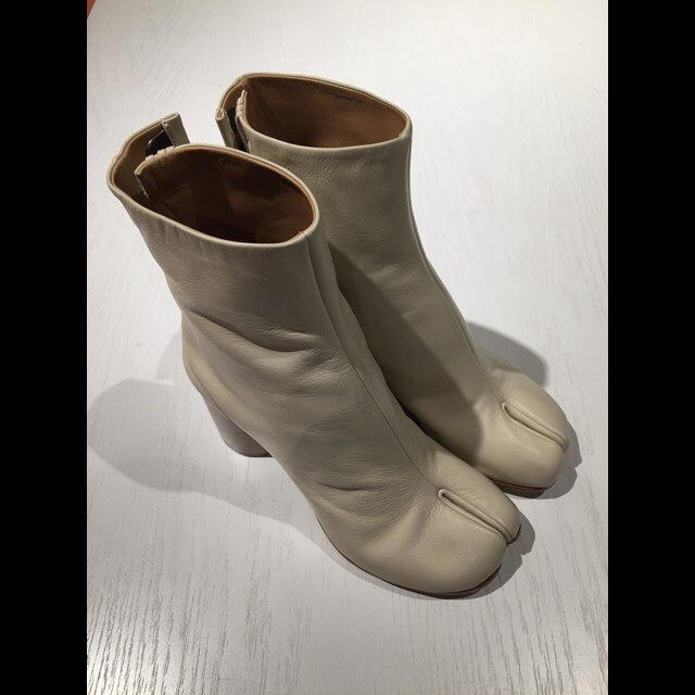 Maison Martin Margiela(マルタンマルジェラ)の新品 未使用 メゾン マルジェラ タビ ブーツ 36.5 ベージュ レディースの靴/シューズ(ブーツ)の商品写真