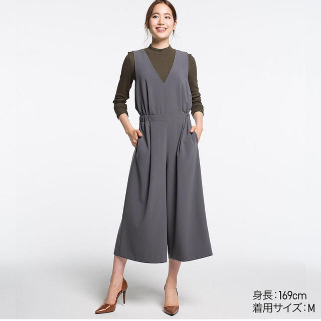 UNIQLO(ユニクロ)のユニクロ Vネックサロペット Sサイズ／ブラック 新品！ レディースのパンツ(サロペット/オーバーオール)の商品写真