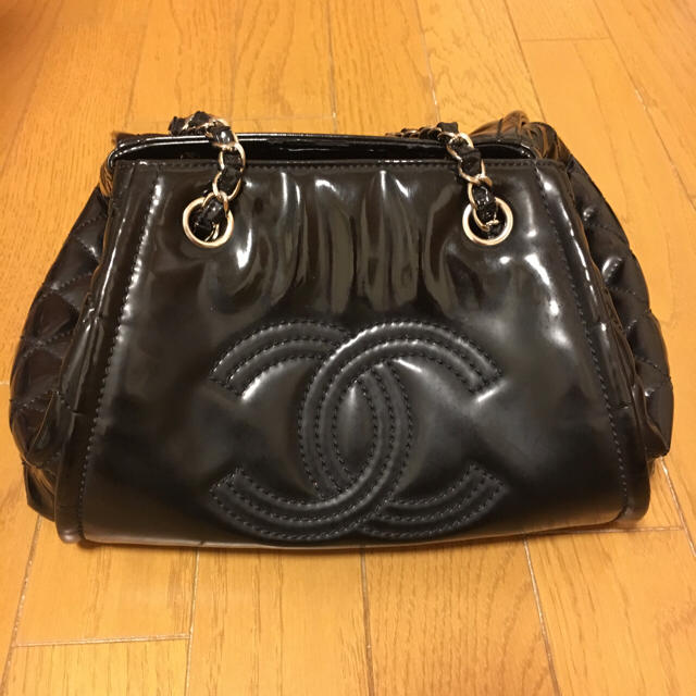 CHANEL エナメル チェーンバッグ