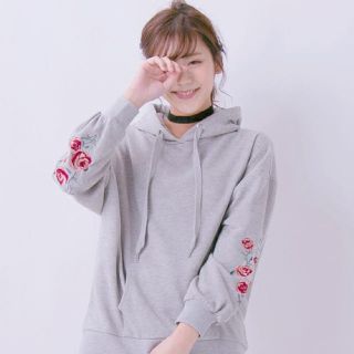 イング(INGNI)の裏起毛 花柄 刺繍入り グレーパーカー(パーカー)