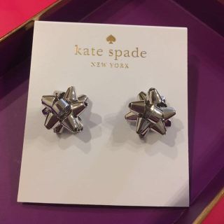 ケイトスペードニューヨーク(kate spade new york)のKateSpade♠︎ギフトリボンピアス シルバー 新品送料込(ピアス)