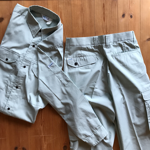 【未着用品】作業着 上下 ズボン サイズ73 アースグリーン トップス おまけ メンズのパンツ(ワークパンツ/カーゴパンツ)の商品写真
