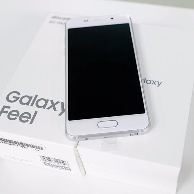 NTTdocomo(エヌティティドコモ)の【新品未使用】GalaxyFeel SC-04J(SC04J)ホワイト【値下げ】 スマホ/家電/カメラのスマートフォン/携帯電話(スマートフォン本体)の商品写真