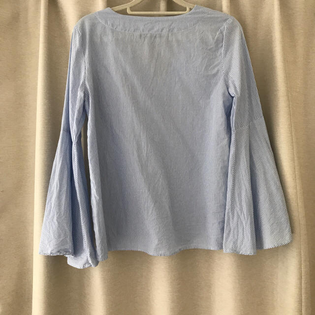 ZARA(ザラ)のZARA ストライプフレアスリーブブラウス レディースのトップス(シャツ/ブラウス(長袖/七分))の商品写真