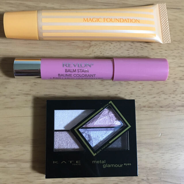 REVLON(レブロン)のファンデ×アイシャドウ×リップバーム コスメ/美容のスキンケア/基礎化粧品(リップケア/リップクリーム)の商品写真