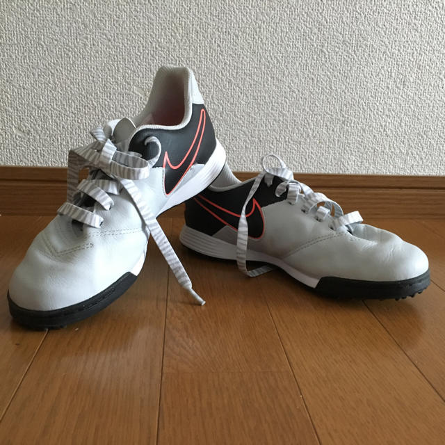 NIKE(ナイキ)のナイキnike22.5レザースニーカーキッズトレーニングシューズサッカー子供 キッズ/ベビー/マタニティのキッズ靴/シューズ(15cm~)(スニーカー)の商品写真