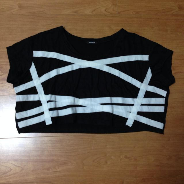 EMODA(エモダ)のテープカットショートTシャツ❤️ レディースのトップス(Tシャツ(半袖/袖なし))の商品写真