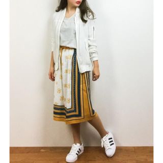 マウジー(moussy)の新品未使用 MOUSSY マウジー スカーフプリントギャザースカート オレンジ系(ひざ丈スカート)