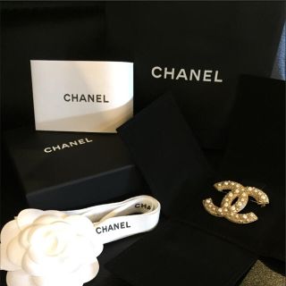 シャネル(CHANEL)の売り切り！新品未使用❤︎定番 人気❤︎シャネル ココマーク ブローチ 確実正規品(ブローチ/コサージュ)