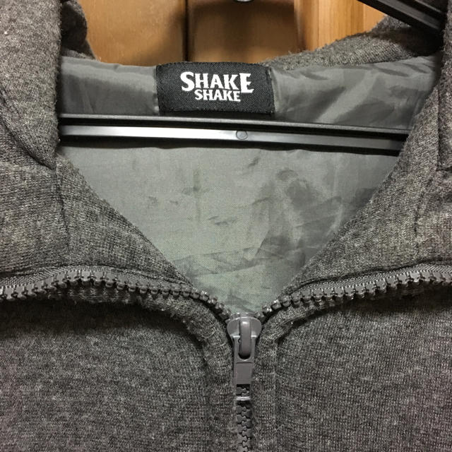 SHAKE SHAKE(シェイクシェイク)のSHAKESHAKE グレーのアウター レディースのジャケット/アウター(その他)の商品写真