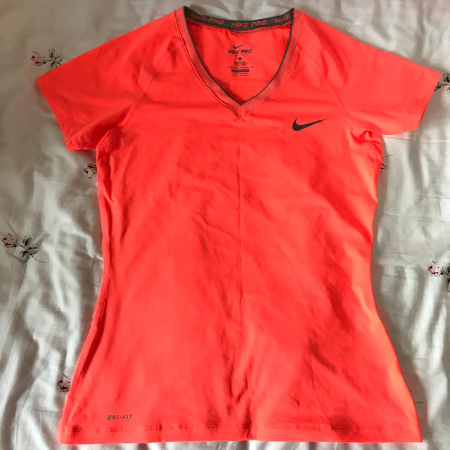 NIKE(ナイキ)のNIKE ナイキ  ドライフィットTシャツ スポーツ/アウトドアのランニング(ウェア)の商品写真