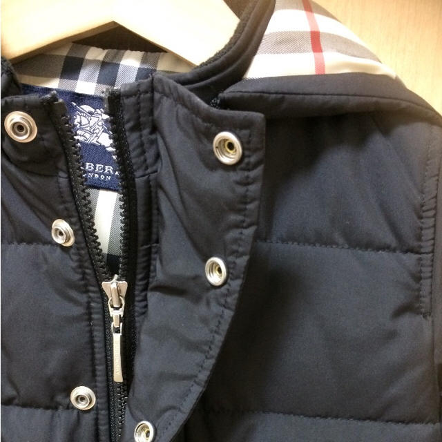 BURBERRY(バーバリー)の葉っぱ様専用☆着用少☆バーバリー☆中綿☆コート☆黒☆80cm☆ キッズ/ベビー/マタニティのベビー服(~85cm)(ジャケット/コート)の商品写真