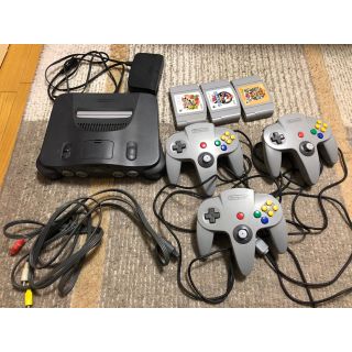 ニンテンドウ64(NINTENDO 64)の任天堂64 本体とカセット3つ セット(家庭用ゲーム機本体)