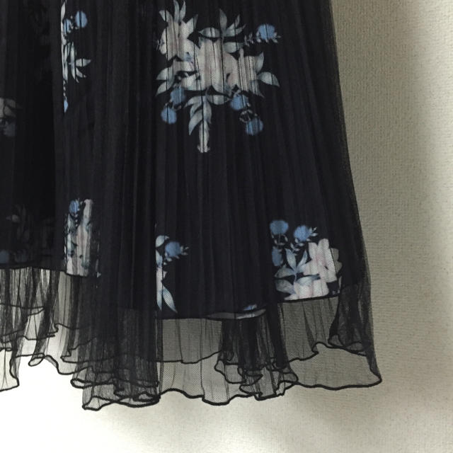 ROJITA(ロジータ)のプリーツチュール花柄スカート レディースのスカート(ひざ丈スカート)の商品写真
