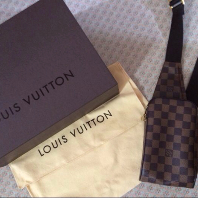 LOUIS VUITTON(ルイヴィトン)のルイビトンダミエボディーバック レディースのバッグ(ショルダーバッグ)の商品写真