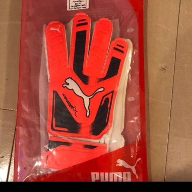 PUMA(プーマ)のラス1新品◆プーマ puma キーパーグローブ サイズ4 スポーツ/アウトドアのサッカー/フットサル(その他)の商品写真