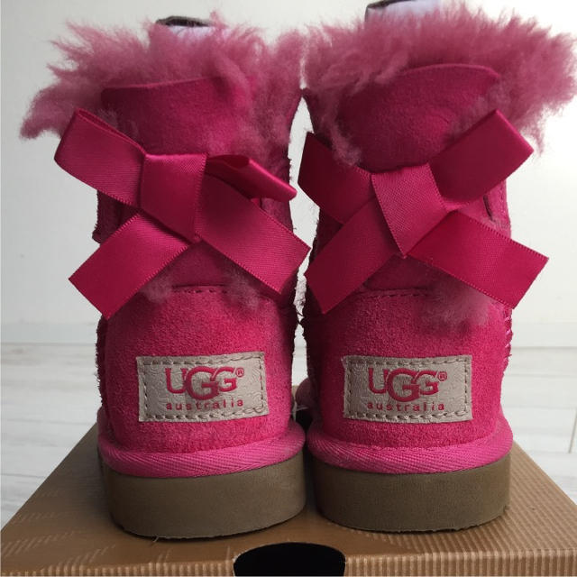 UGG(アグ)の美品 UGG ピンク リボン ブーツ キッズ/ベビー/マタニティのベビー靴/シューズ(~14cm)(ブーツ)の商品写真