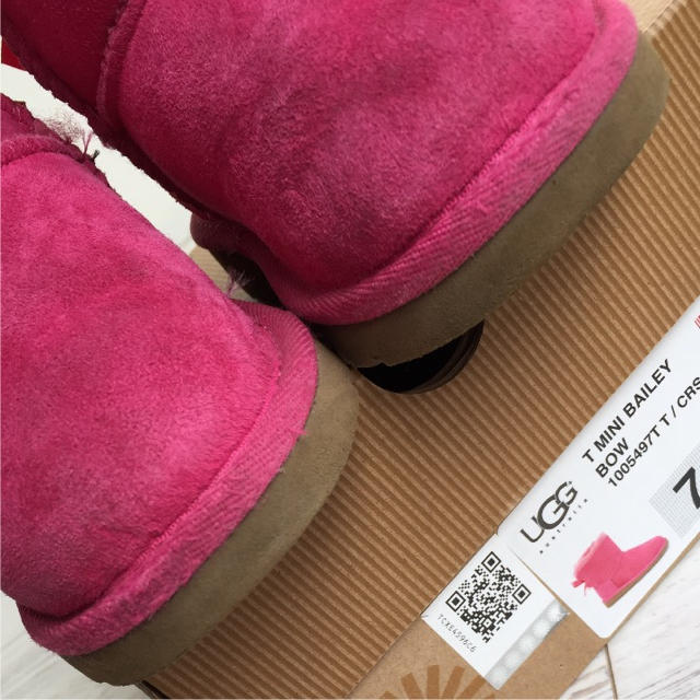 UGG(アグ)の美品 UGG ピンク リボン ブーツ キッズ/ベビー/マタニティのベビー靴/シューズ(~14cm)(ブーツ)の商品写真