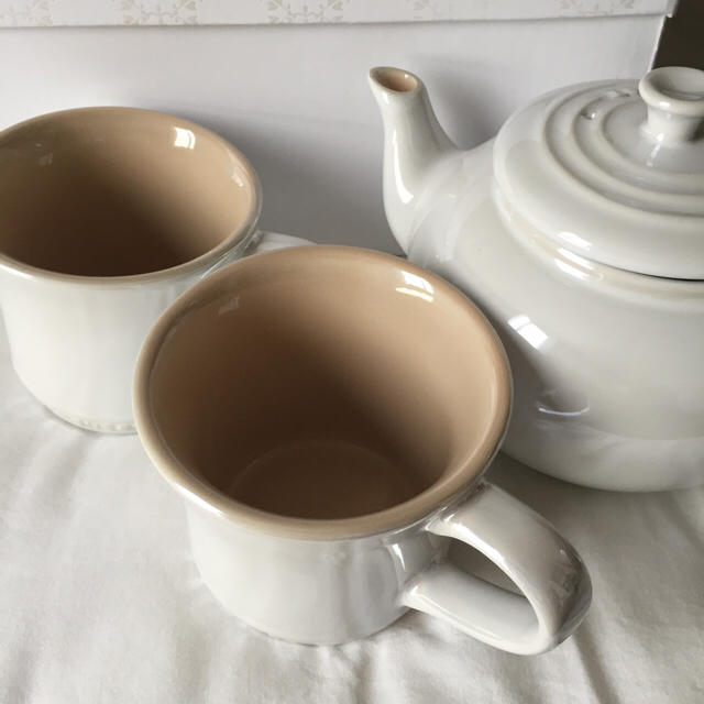 LE CREUSET(ルクルーゼ)のル・クルーゼ ティーポット&マグカップ2個セット キッズ/ベビー/マタニティの授乳/お食事用品(マグカップ)の商品写真