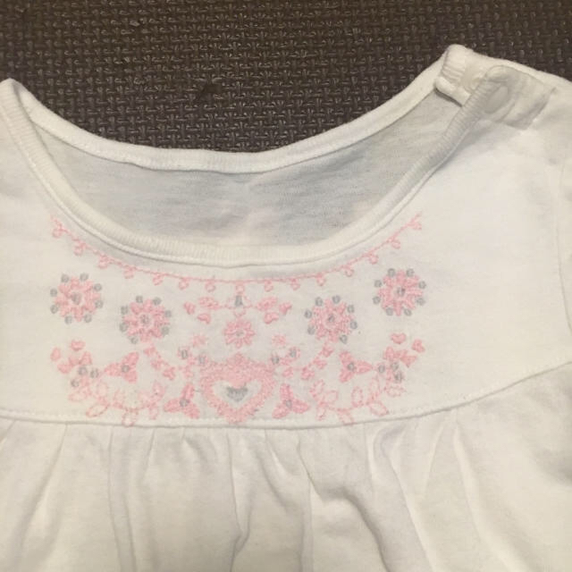 UNIQLO(ユニクロ)の専用⚠️【80】4枚セット⭐️花の刺繍入り半袖Tシャツ＆花柄ワンピース キッズ/ベビー/マタニティのベビー服(~85cm)(Ｔシャツ)の商品写真