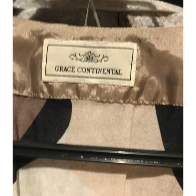 GRACE CONTINENTAL(グレースコンチネンタル)の茶々様専用 グレースコンチネンタル  ビジュー付きブラウス36 レディースのトップス(シャツ/ブラウス(長袖/七分))の商品写真