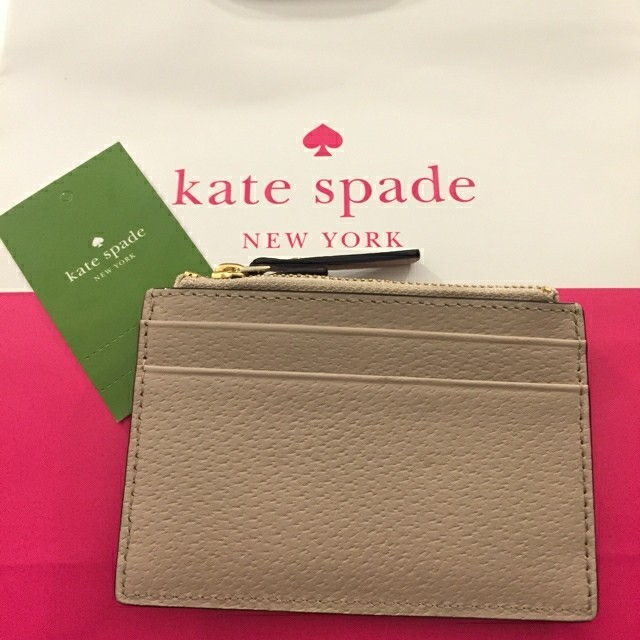 kate spade new york(ケイトスペードニューヨーク)の☆ケイトスペード☆kate spade☆定期入れ　ベージュ レディースのファッション小物(名刺入れ/定期入れ)の商品写真