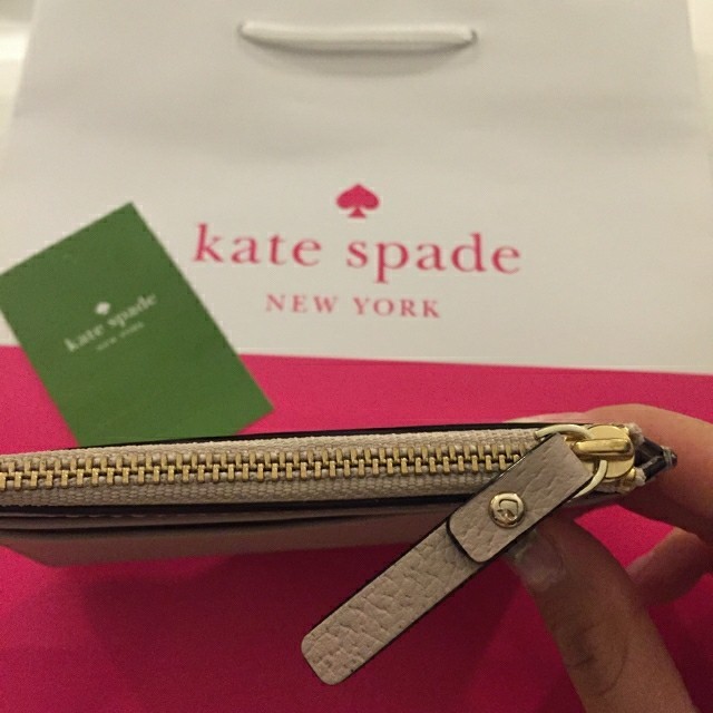 kate spade new york(ケイトスペードニューヨーク)の☆ケイトスペード☆kate spade☆定期入れ　ベージュ レディースのファッション小物(名刺入れ/定期入れ)の商品写真