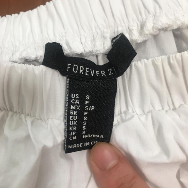 FOREVER 21(フォーエバートゥエンティーワン)のオフショル袖ボリュームブラウス レディースのトップス(シャツ/ブラウス(半袖/袖なし))の商品写真