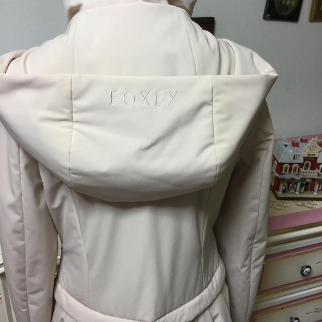 FOXEY(フォクシー)の新品タグ付き☆フォクシーＮＹ　レイニークッションShort＆Long☆４２ レディースのジャケット/アウター(その他)の商品写真