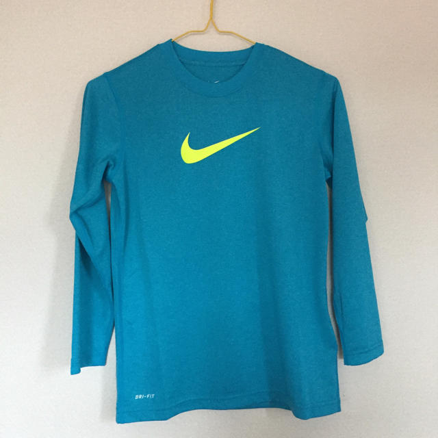 NIKE(ナイキ)の【新品未使用品】ナイキ 薄手長袖Tシャツ 140  DRI-FIT キッズ/ベビー/マタニティのキッズ服男の子用(90cm~)(Tシャツ/カットソー)の商品写真