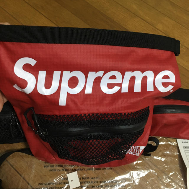 Supreme(シュプリーム)のsupreme TNF 赤 美中古 レディースのバッグ(ボディバッグ/ウエストポーチ)の商品写真