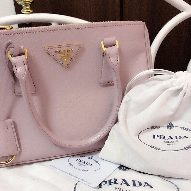 高価値セリー - PRADA レア色！PRADA プラダバッグ サフィアーノ