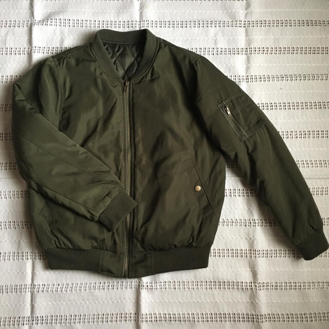 レディース カーキ色MA-1ジャケット レディースのジャケット/アウター(ミリタリージャケット)の商品写真