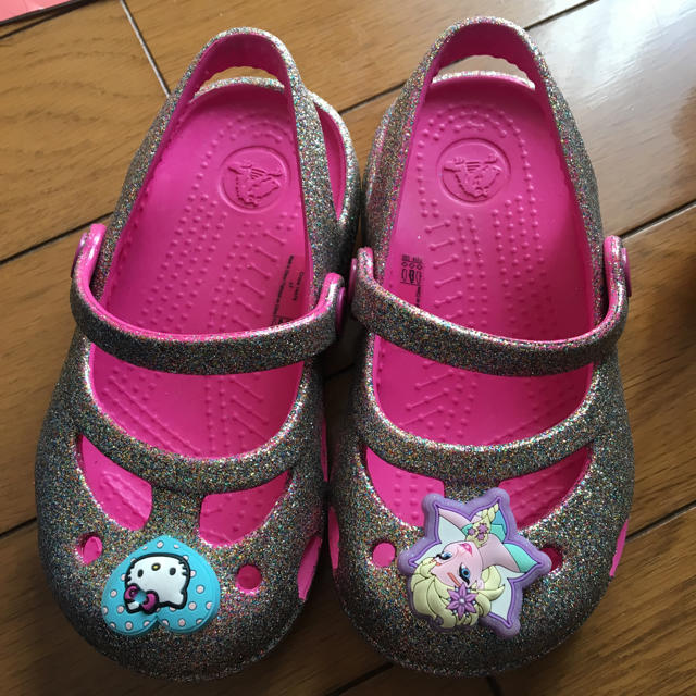 crocs(クロックス)のクロックス7 シルバー きれい です フォーマルにも キッズ/ベビー/マタニティのベビー靴/シューズ(~14cm)(サンダル)の商品写真