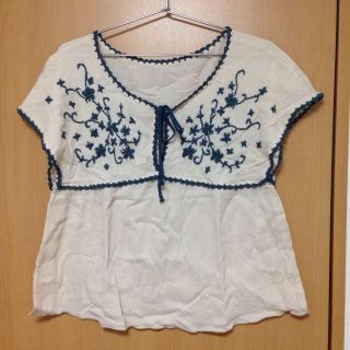 カスタネ(Kastane)の刺繍入りカットソー(カットソー(半袖/袖なし))