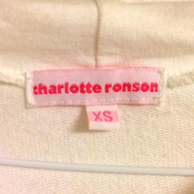 Charlotte Ronson(シャーロットロンソン)のシャーロットロンソン♡ボタン白パーカー レディースのトップス(パーカー)の商品写真