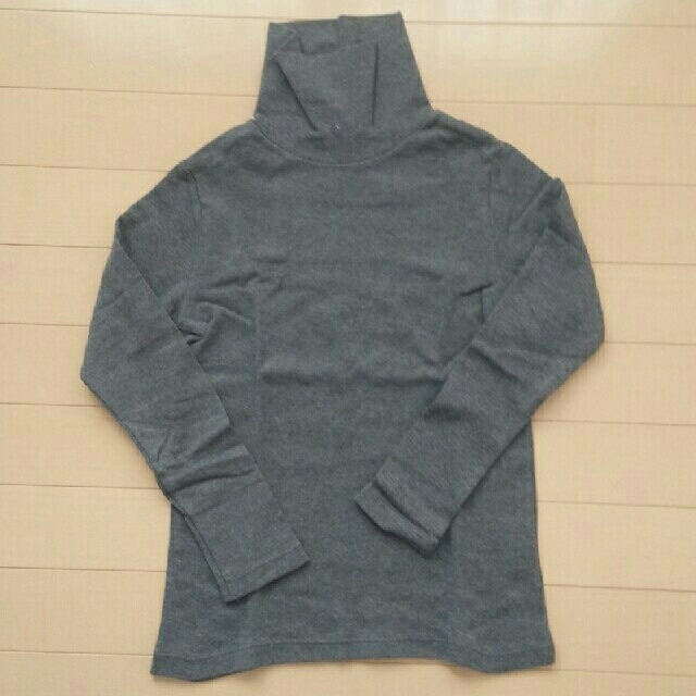 UNIQLO(ユニクロ)の✴美品✴【カットソー】UNIQLO キッズ ハイネックカットソー(３枚セット) キッズ/ベビー/マタニティのキッズ服男の子用(90cm~)(Tシャツ/カットソー)の商品写真