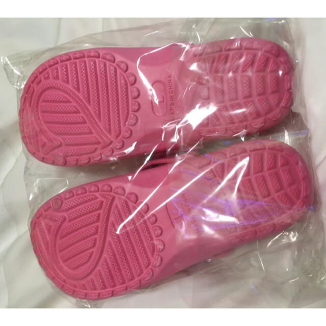 サンリオ(サンリオ)のキティちゃん サンダル クロックス ピンク 新品未開封 送料込み レディースの靴/シューズ(サンダル)の商品写真