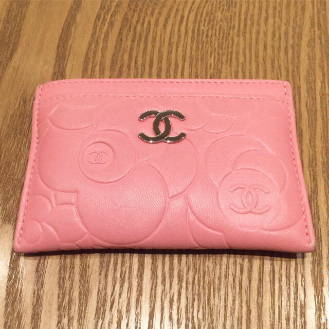 CHANEL(シャネル)の《中古美品》シャネル カメリア カードケース レディースのファッション小物(名刺入れ/定期入れ)の商品写真