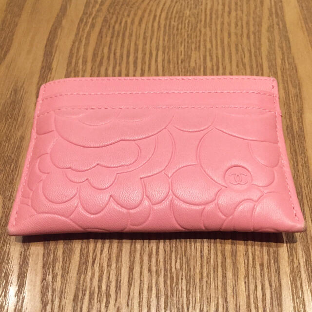 CHANEL(シャネル)の《中古美品》シャネル カメリア カードケース レディースのファッション小物(名刺入れ/定期入れ)の商品写真