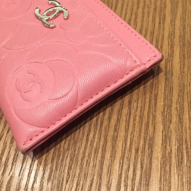 CHANEL(シャネル)の《中古美品》シャネル カメリア カードケース レディースのファッション小物(名刺入れ/定期入れ)の商品写真