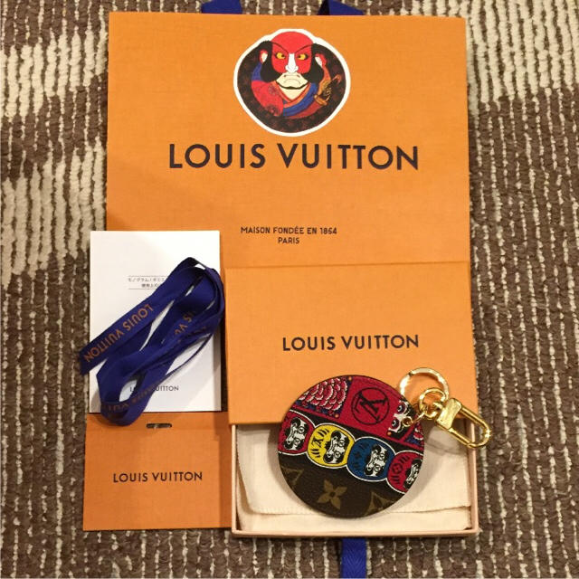 LOUIS VUITTON(ルイヴィトン)のヴィトン日本限定 ポルト クレ イリュストレ カブキ ダルマ MP1958 レディースのファッション小物(キーホルダー)の商品写真