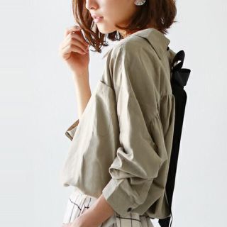 アーバンリサーチ(URBAN RESEARCH)の週末SALE【美品】real cube☆バックリボン☆ベージュ☆シャツ☆M(シャツ/ブラウス(長袖/七分))