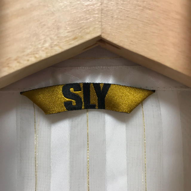 SLY(スライ)のSLY 半袖 シャツ 白×ゴールド 金ボタン ストライプ レディースのトップス(シャツ/ブラウス(半袖/袖なし))の商品写真