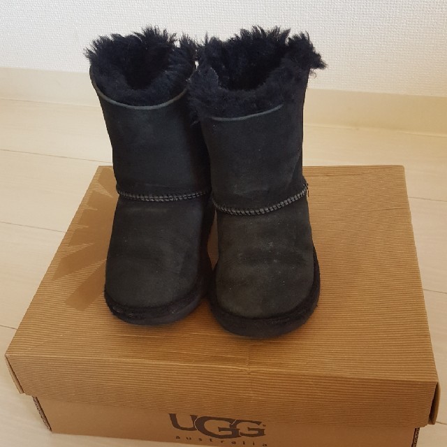 UGG(アグ)のUGG キッズ　リボン　ブーツ キッズ/ベビー/マタニティのキッズ靴/シューズ(15cm~)(ブーツ)の商品写真