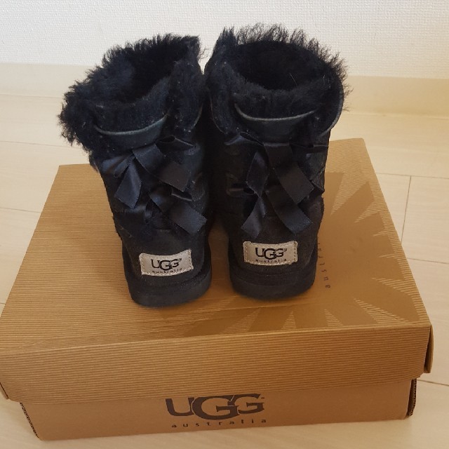 UGG(アグ)のUGG キッズ　リボン　ブーツ キッズ/ベビー/マタニティのキッズ靴/シューズ(15cm~)(ブーツ)の商品写真