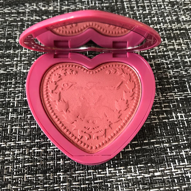 Too Faced(トゥフェイス)のToo Faced トゥーフェイス ハートチークLove Flush 日本未入荷 コスメ/美容のベースメイク/化粧品(チーク)の商品写真