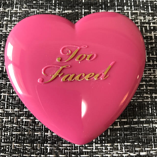 Too Faced(トゥフェイス)のToo Faced トゥーフェイス ハートチークLove Flush 日本未入荷 コスメ/美容のベースメイク/化粧品(チーク)の商品写真