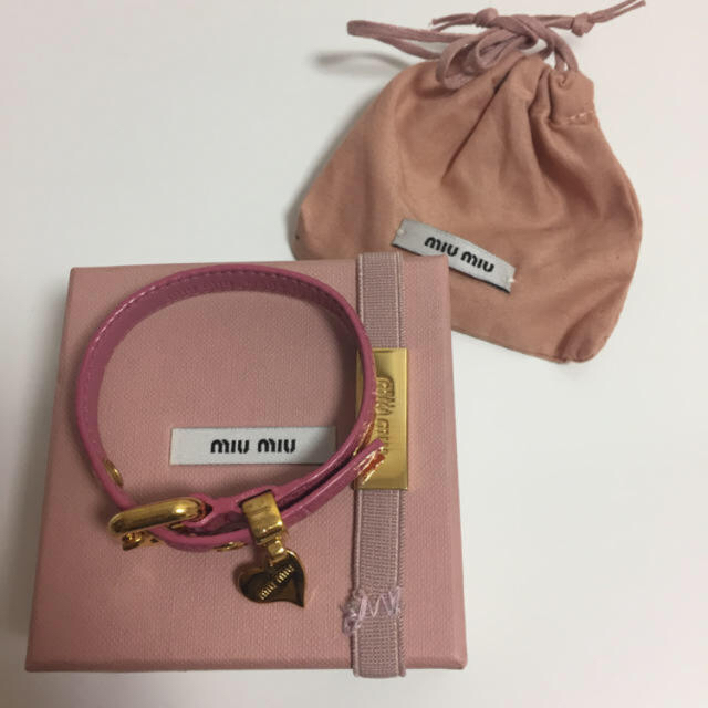 miumiu(ミュウミュウ)のmiumiu ♡レザーブレスレット レディースのアクセサリー(ブレスレット/バングル)の商品写真