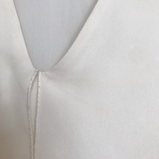 H&M(エイチアンドエム)の白 ノースリーブ シフォン レディースのトップス(シャツ/ブラウス(半袖/袖なし))の商品写真